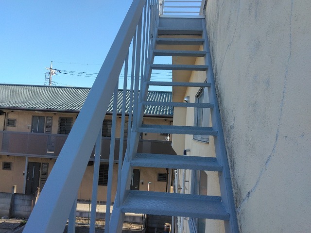 甲府市の鉄階段・バルコニー・門にケレン作業/錆止め塗料ハイポンファインデクロを塗布